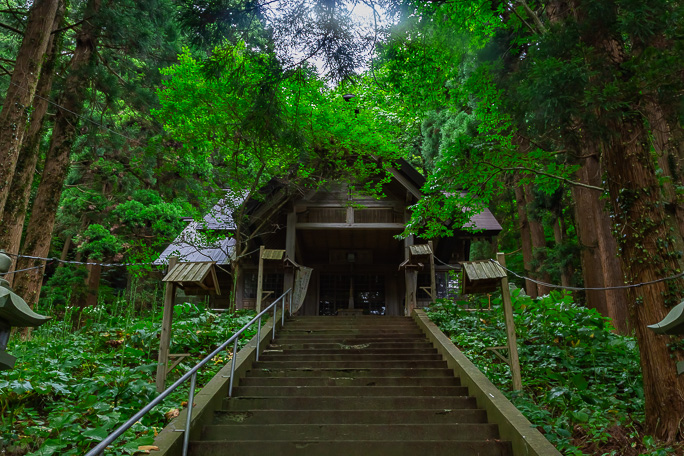 奥尻集落の山手に鎮座する奥津神社を参拝