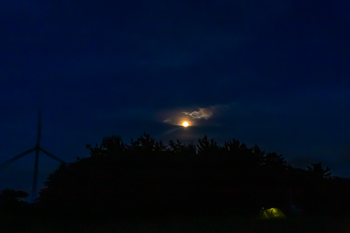 風が強かったものの晴天に恵まれた夷王山キャンプ場の夜