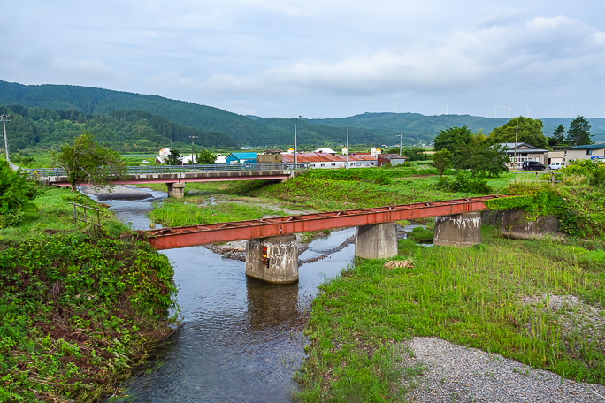 桂岡駅跡の手前に残る苫符川橋梁