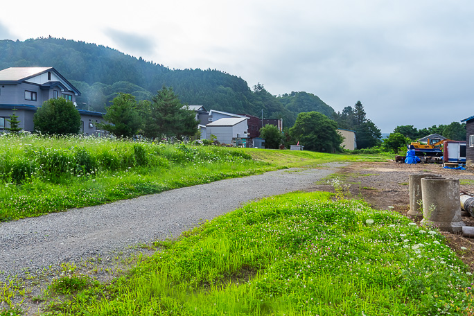 貨物扱いもあった桂岡駅跡は広い空き地となって残っていた