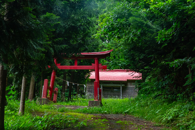 宮越集落の鎮守である稲荷神社を参拝