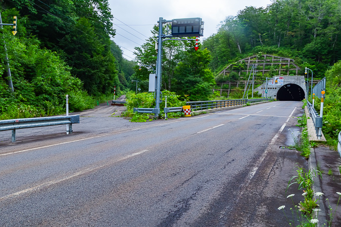 左手に分岐していく旧道を見送りながら新吉堀トンネルで吉堀峠を越えて行く
