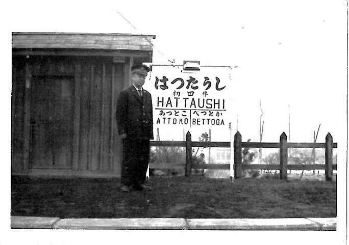 読者提供写真：「初田牛最後の駅長仁木清氏（仁木てるおさん提供・2026年8月5日）」