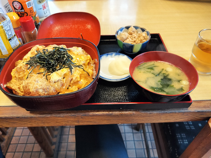 奥尻島での昼食はお決まりのかつ丼