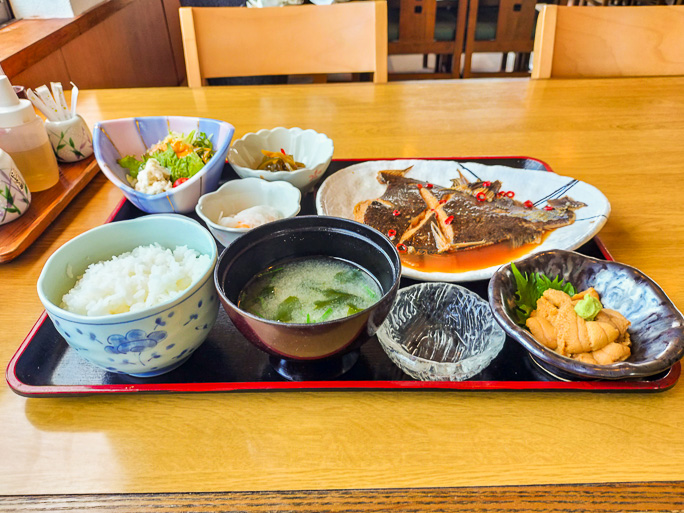 食堂では煮魚の定食にウニ半身を注文